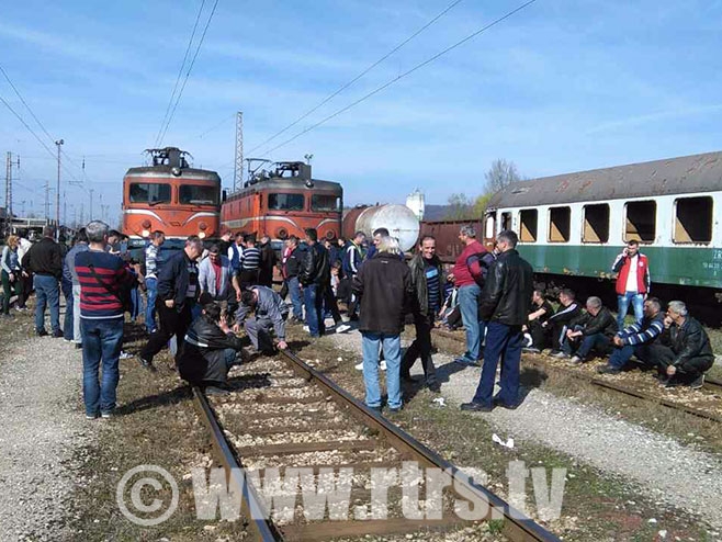 ŽELJEZNIČARI BLOKIRALI PRUGU: Uplaćen dio dugovanja, ali ne odustaju od protesta (FOTO/VIDEO)