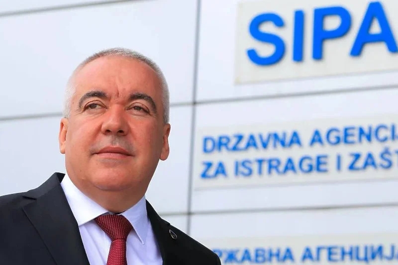 DODIKOV ČOVJEK Direktor SIPA-e Darko Ćulum uručio zlatni reljefni amblem Ambasadi SAD-a kao znak zahvalnosti