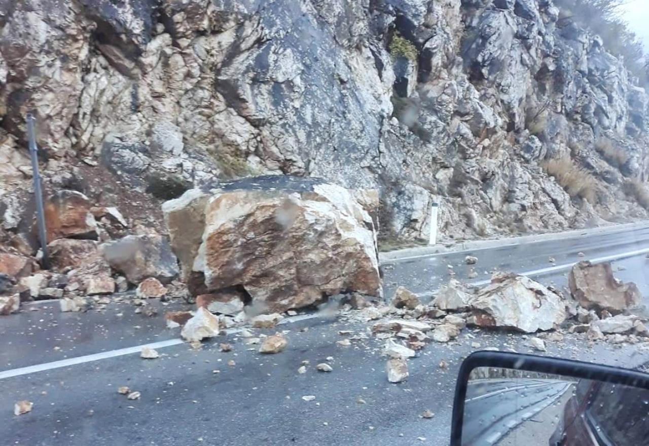 PUTEVI: Oprezna vožnja zbog odrona i magle