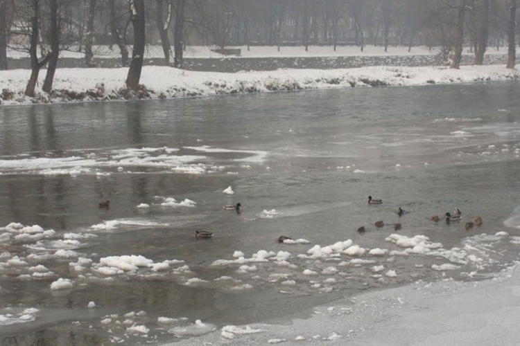 DOBOJ: Zaledila se rijeka Bosna