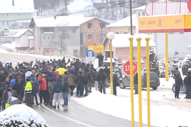 DOBOJ: Ponovo blokirane saobraćajnice u Karušama (VIDEO)