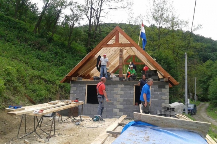 DOBOJ: Humanitarci iz Holandije pomažu porodici Todić iz Donje Paležnice