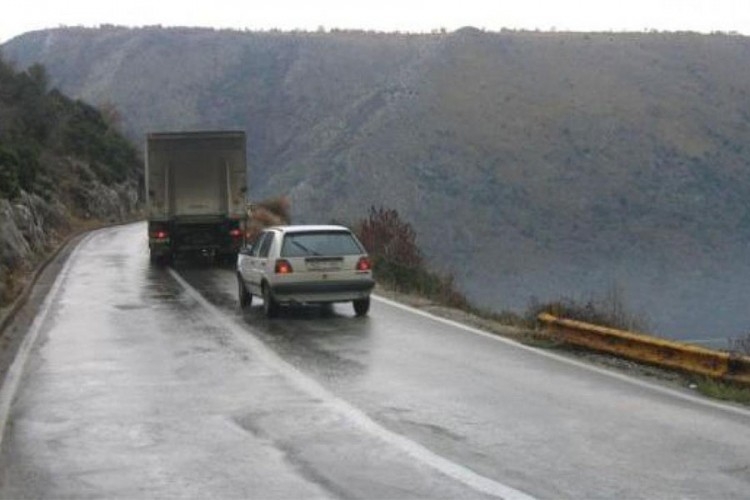 PUTEVI: Mokri kolovozi, saobraćaj bez zastoja