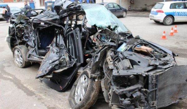 DOBOJ: Mašinovođa kočio, auto nije prešao preko prelaza (VIDEO)