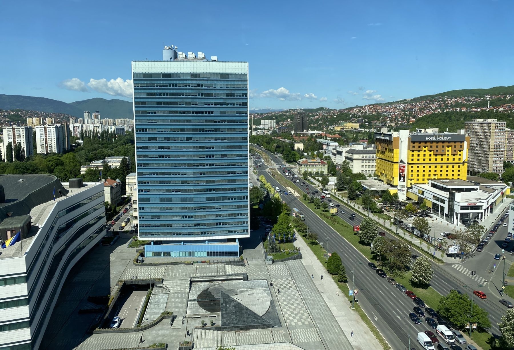 NE ZNAJU NI POMOĆI NARODU KAD TREBA: Političari od PDV-a napravili binu za provođenje politikanstva