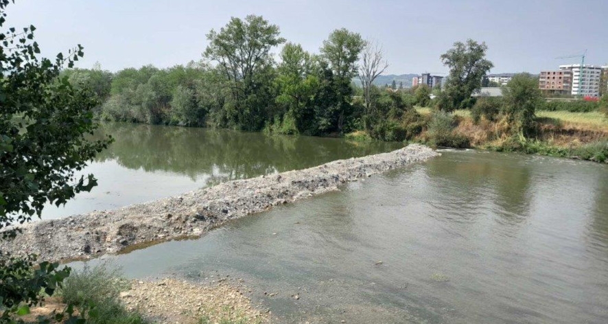 OPET SE PREGRAĐUJE RIJEKA BOSNA KOD DOBOJA I ONEMOGUĆAVA SLOBODAN PROTOK VODE: Mogu li se ove vlasti odmaknuti od bagera? (FOTO)