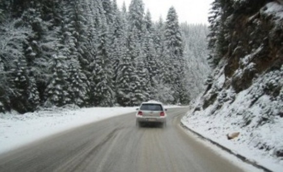 PUTEVI: Snijeg na kolovozima u višem predjelima