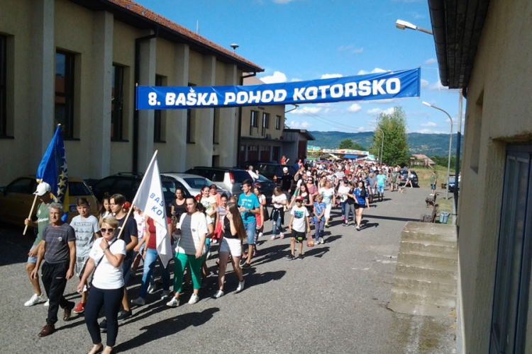 "BAŠKA POHOD" OKUPIO KOTORANE IZ 24 ZEMLJE: Čuvaju sjećanje na istorijski biser