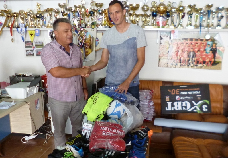 LIJEP GEST JASMINA BOGDANOVIĆA Sportska oprema voljenom klubu