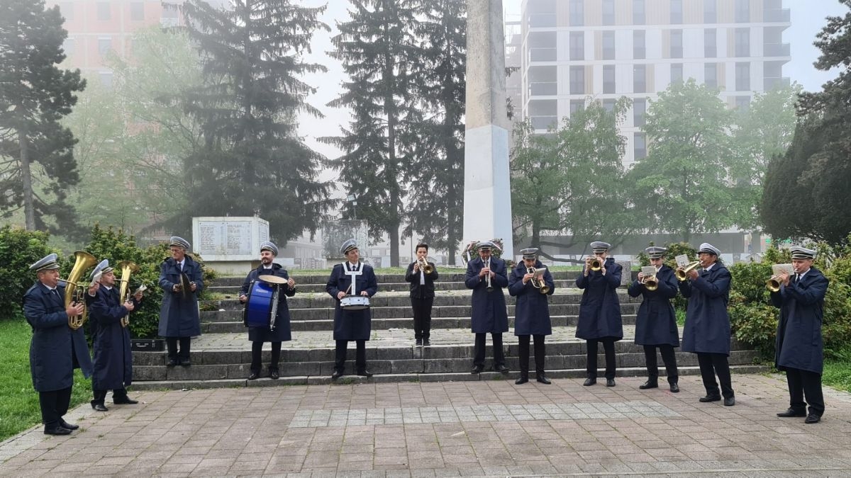 DOBOJ: Prvomajski uranak uz zvuke duvačkog orkestra (FOTO) (VIDEO)