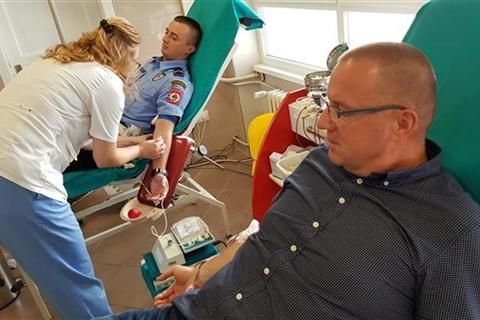 DOBOJ: Policajci daju krv da spase živote