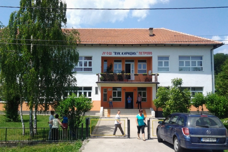 PETROVO: Nastavnici i dalje u štrajku, traže direktora koji nije “pao s kruške”