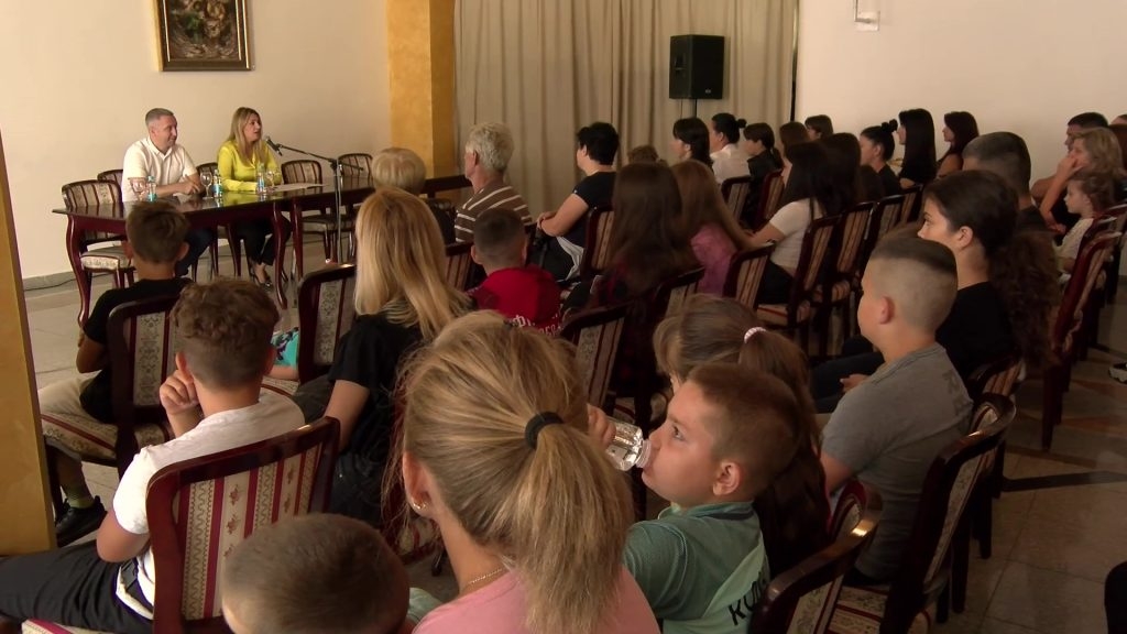 DOBOJ: Udruženje sa troje i više djece „Ponos” podijelilo udžbenike učenicima iz višečlanih porodica (VIDEO)