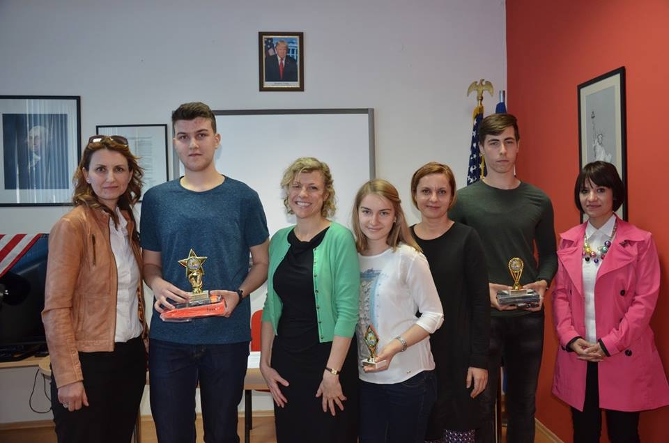 DOBOJ: U Američkom kutku održano regionalno takmičenje "Spelling Bee 2017" (FOTO)