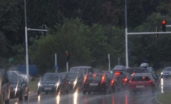 PUTEVI: Saobraćaj otežan, kolovozi mokri i klizavi