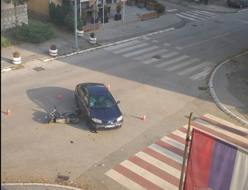 OKOM KAMERE: Saobraćajna nezgoda kod zgrade SDS-a (VIDEO) (FOTO)
