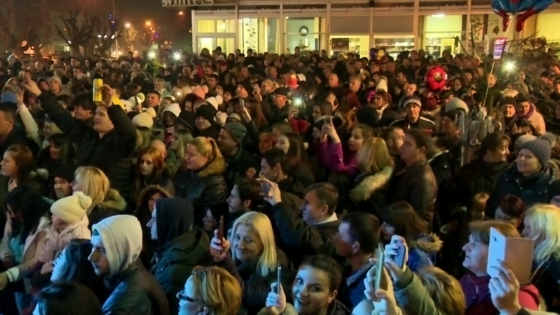 DOBOJ: Veliki broj Dobojlija pravoslavnu Novu godinu dočekao na trgu (FOTO)