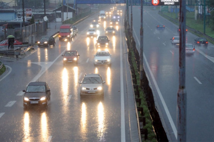 PUTEVI: Kolovozi klizavi zbog kiše