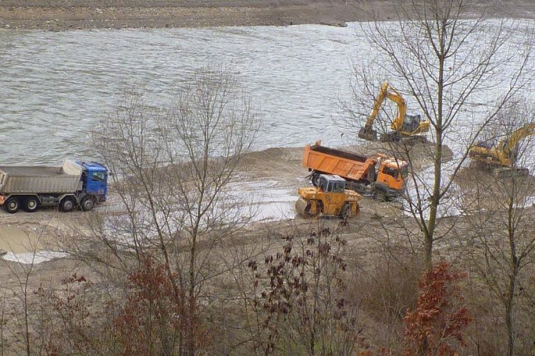 DOBOJ: Pljušte krivične prijave, šljunak vade bez dozvola i saglasnosti