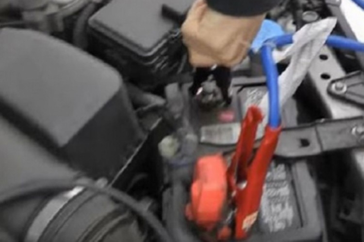 DOBOJ: Sa kamiona ukradena dva akumulatora