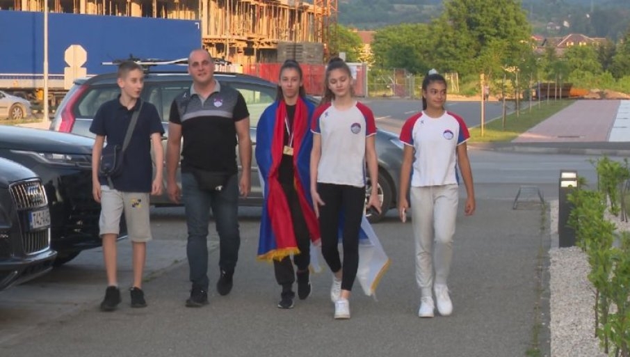 DOBOJ NATALIJU DOČEKAO UZ OVACIJE: Šampionka Balkana u karateu okićena zlatom se vratila u rodni grad