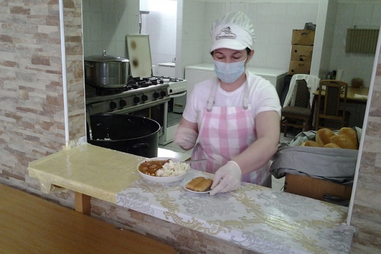 DOBOJ: Dobojlije stave masku, sjednu na bicikl pa dođu po obrok