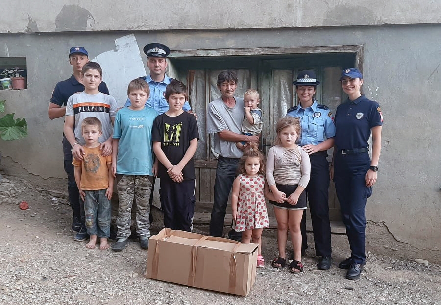 DOBOJ: Policajci svoje obroke podijelili djeci