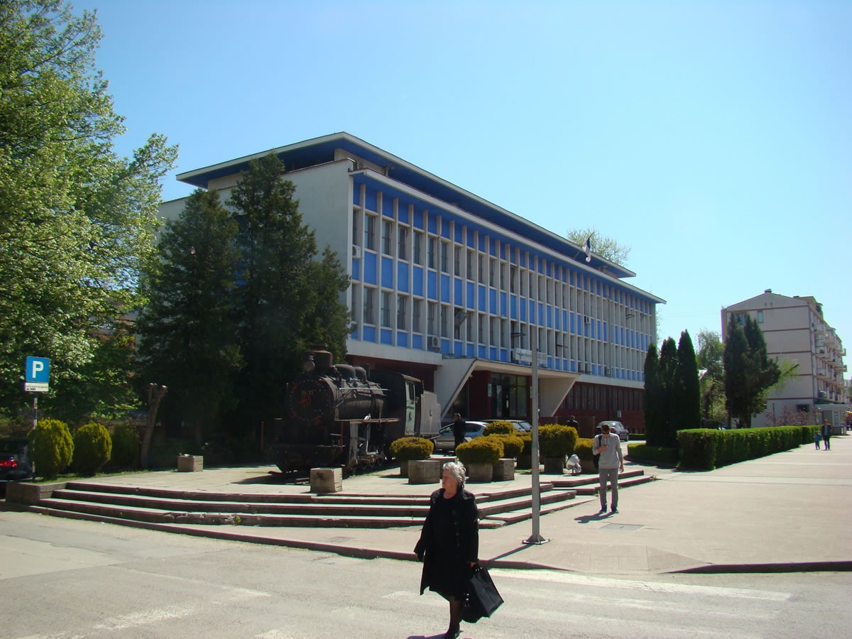 DOBOJ: Vlada od suda traži obustavu isplate duga radnicima ŽRS