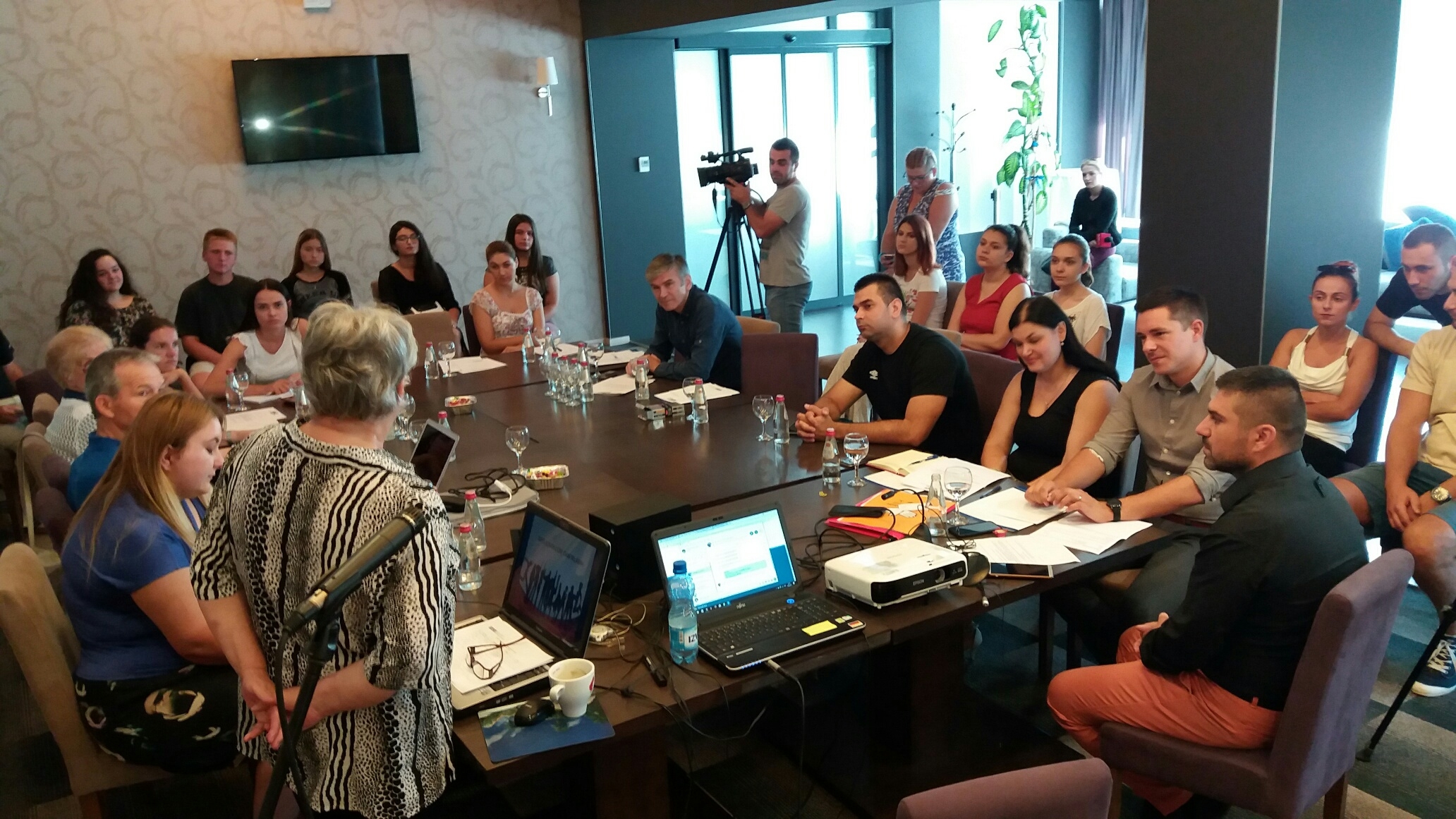 DOBOJ: Okrugli sto povodom Međunarodnog dana mladih (FOTO)