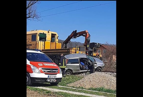 DOBOJ: U saobraćajnoj nezgodi na pružnom prelazu jedno lice smrtno stradalo