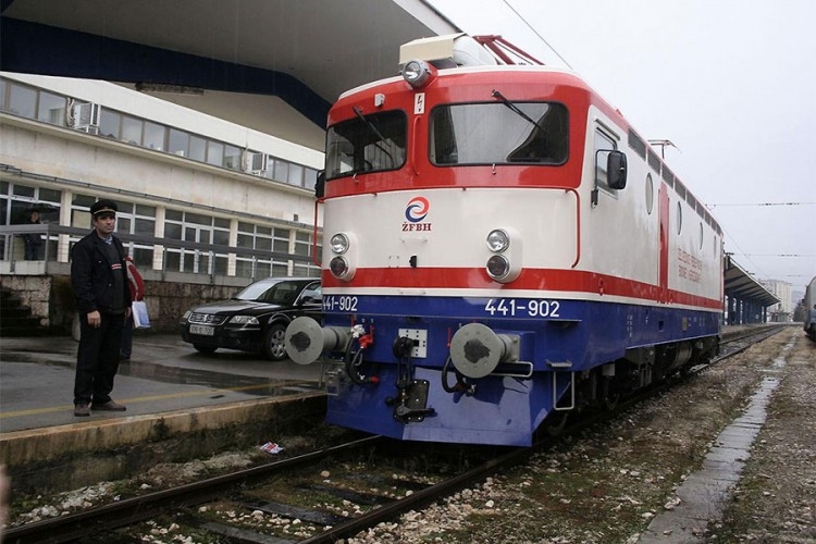 DOBOJ: Migranti zaustavili voz u Stanarima i opljačkali putnike