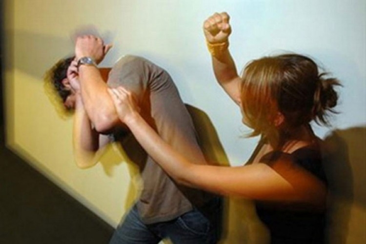 DOBOJ: Izgrebala muža pred djetetom