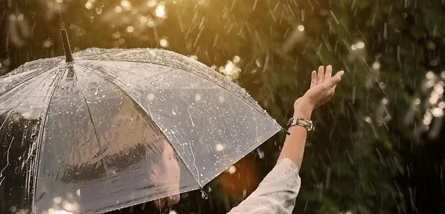 VRIJEME: Oblačno i toplo, lokalno sa kišom