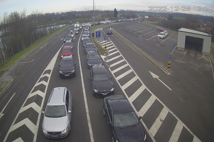 PUTEVI: Klizavi kolovozi, pojačan saobraćaj u Gradišci i Donjoj Gradini