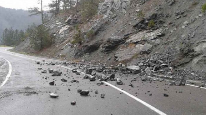 PUTEVI: Kolovozi klizavi, povećana opasnost od odrona