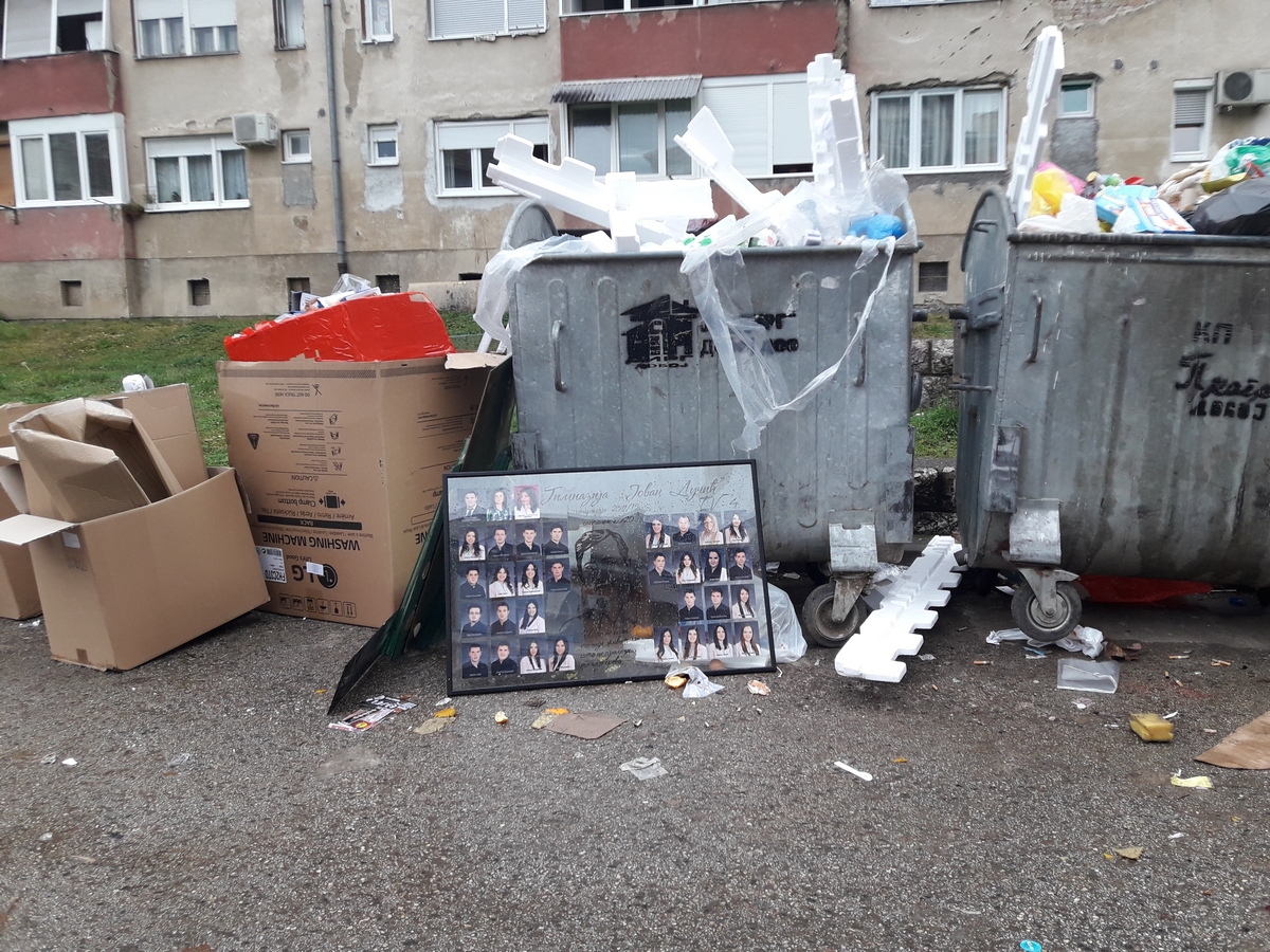 BEZ KOMENTARA: Gimnazijalci na smetljištu