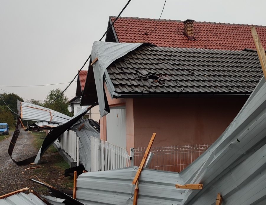 NEVRIJEME U PETROVU: Jak vjetar otkrio svlačionice FK "Ozren" i nosio lim 40 metara (FOTO)