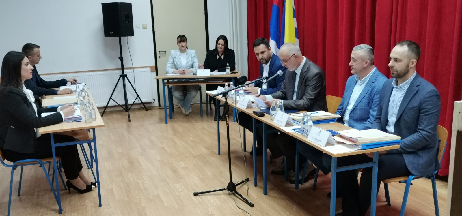 DOBOJ NA KREDIT: Kratkoročno zaduženje ili signal dubljih problema?