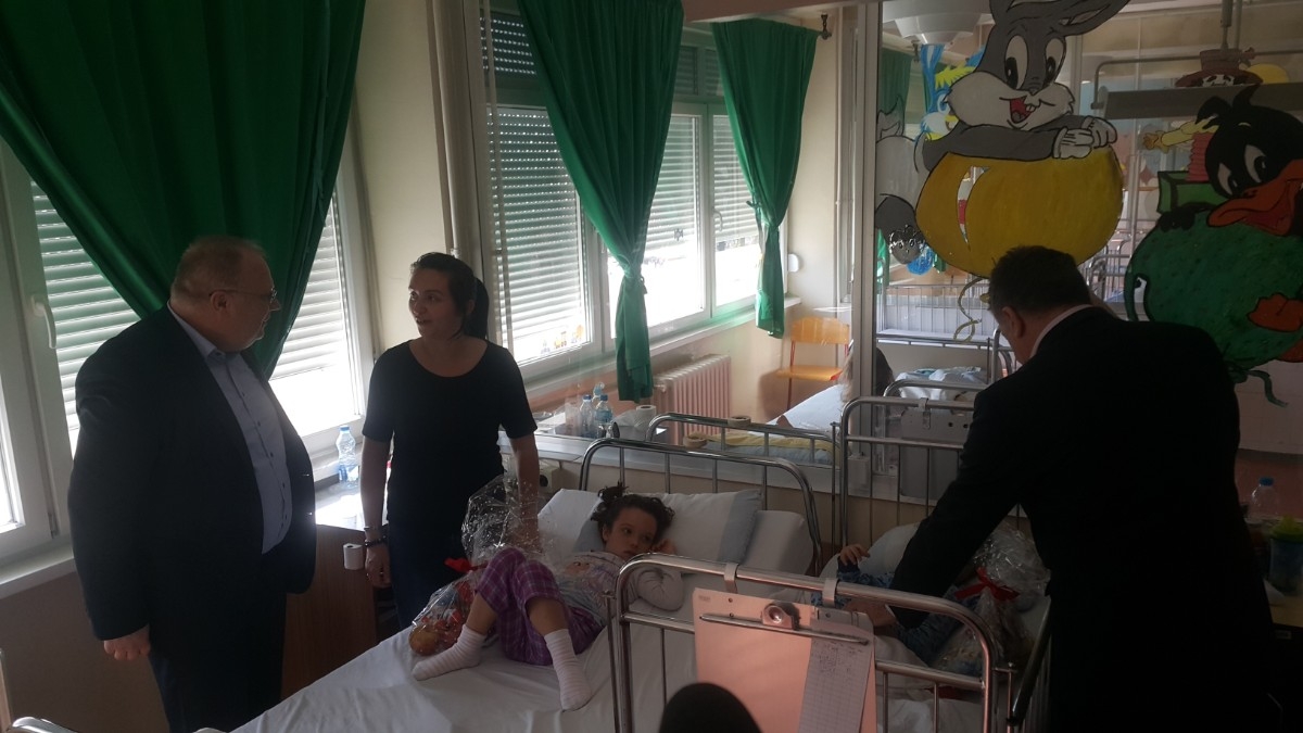 DOBOJ: Bogdanić i Živković obradovali mališane na pedijatriji prigodnim poklonima (FOTO)