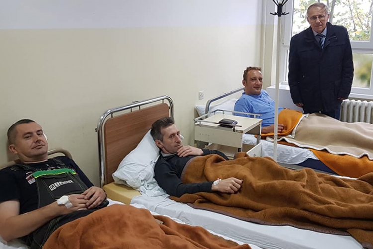 DOBOJ: Pet radnika rafinerije stabilno, jedan pušten kući