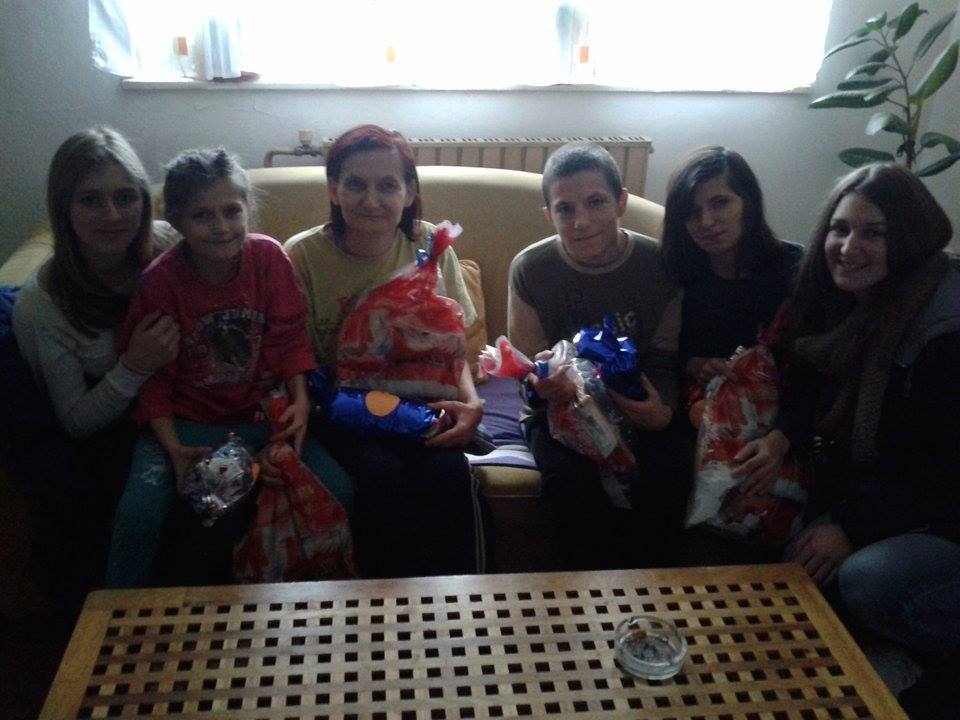 DOBOJ: Savjet učenika Tehničke škole Doboj sproveo akciju "Jedno dijete, jedan slatkiš"