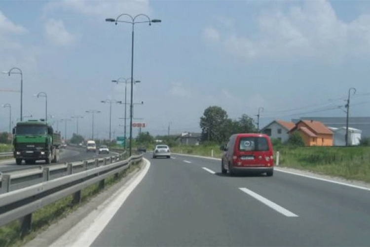 PUTEVI: Mjestimično vlažni i prohodni putevi