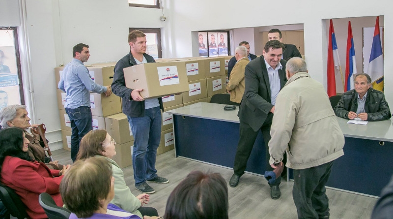 DOBOJ: Gradski odbor SDS organizovao podjelu paketa