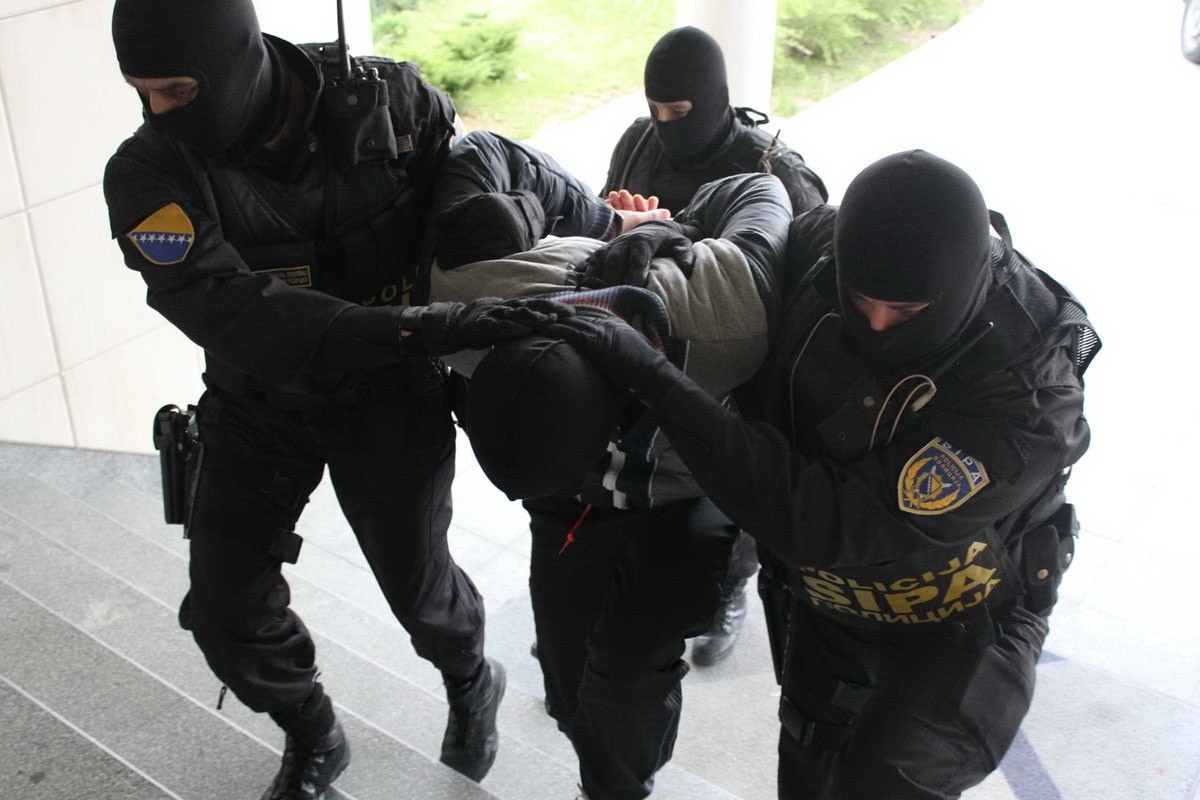 DOBOJ: Bukviću pola godine zatvora jer je škodom nasrnuo na pripadnike SIPA