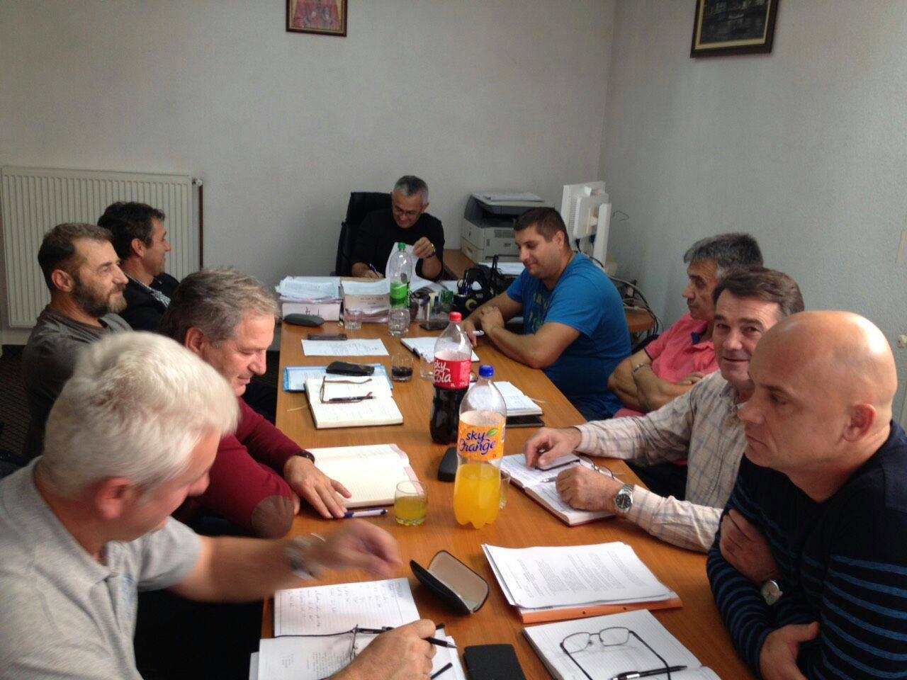 DOBOJ: Željezničarima smanjene plate, traže ostavku direktora i najavljuju štrajk (FOTO)