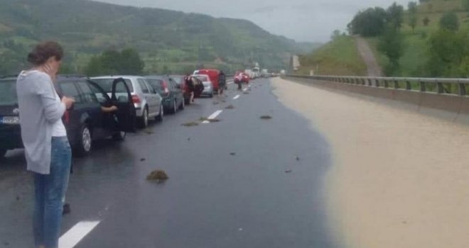 PUTEVI: Pojedine dionice i dalje neprohodne zbog izlijevanja vode na kolovoz