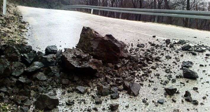 PUTEVI: Oprez, smanjena vidljivost, a mogući i odroni