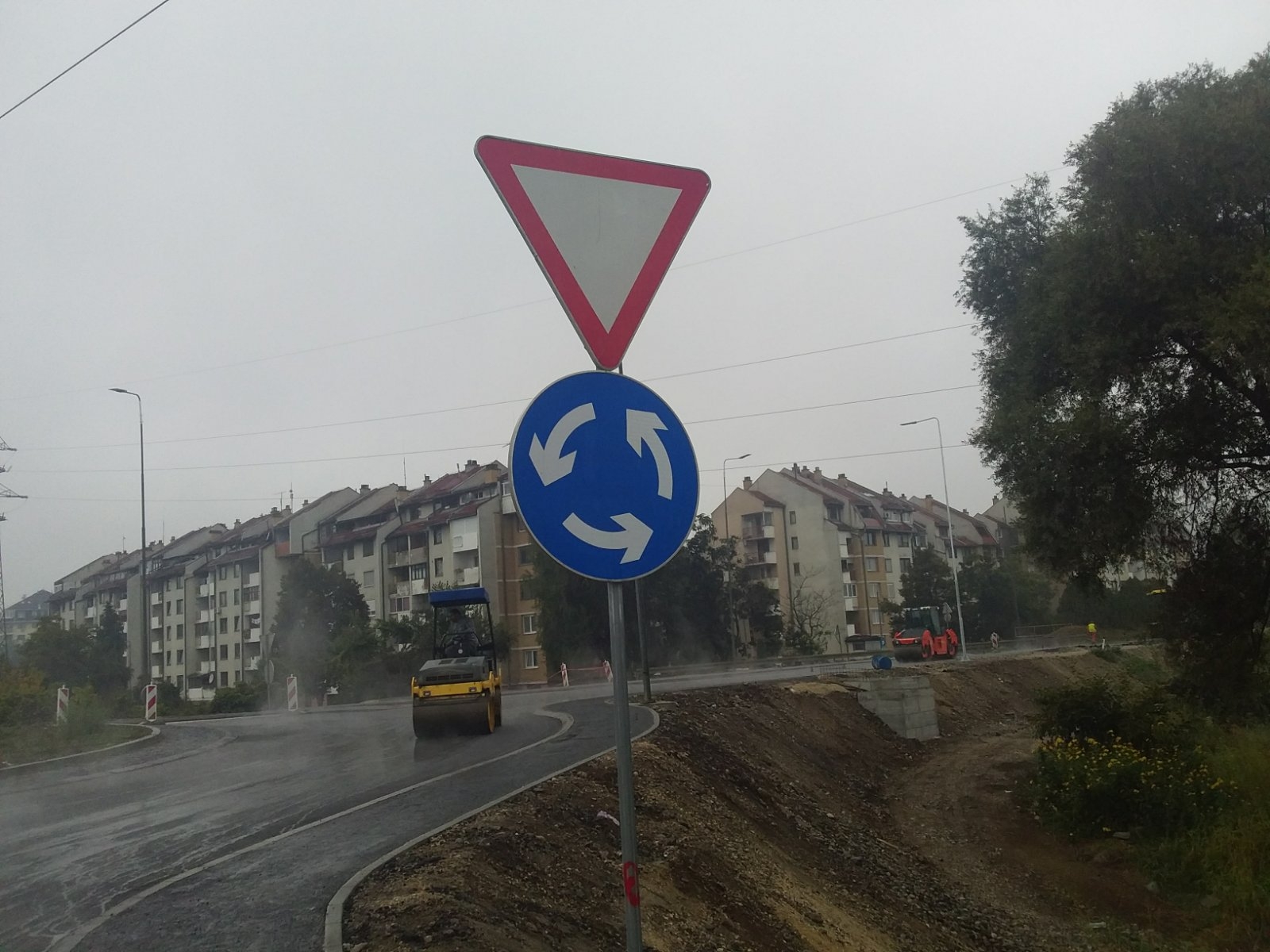 RAZLOG VELIKIH ZASTOJA NA PUTU M17: Asfaltiranje drugim slojem kružnog toka.