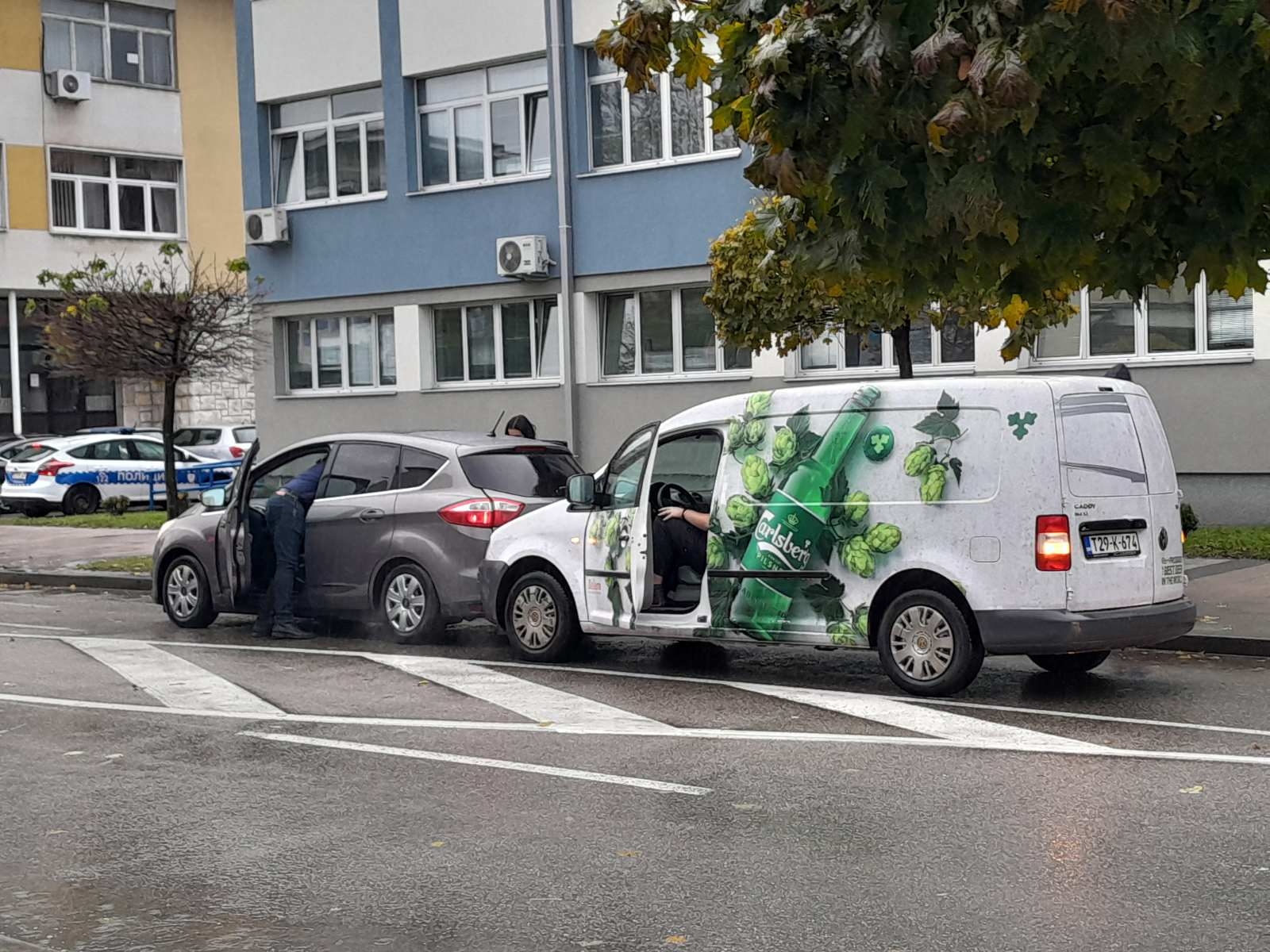 SAOBRAĆAJNA NEZGODA KOD POLICIJSKE UPRAVE: Nepažnja, brza vožnja, loše odstojanje. (FOTO)
