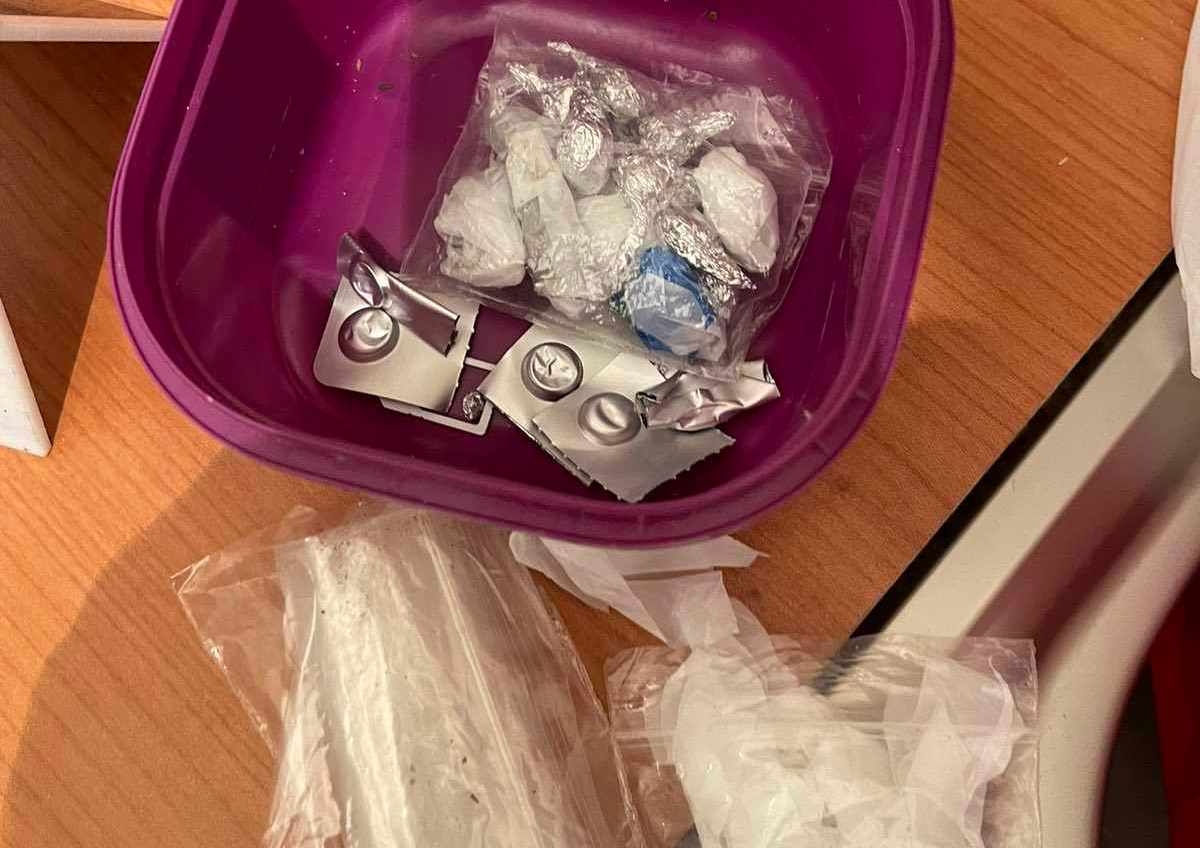 DOBOJ: Policija morala provaliti u stan, zaplijenjeni marihuana i spid